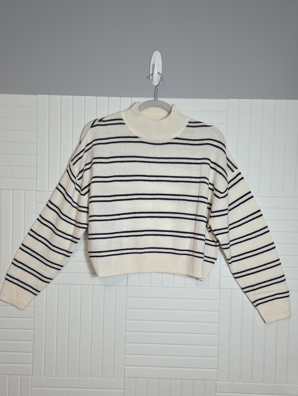 H&M Divided Striped Mock Neck Cropped Knit Sweater Cream Black Size M